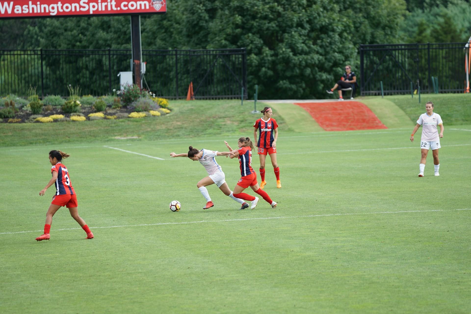 Fotbollsspelare som drar i varandra.