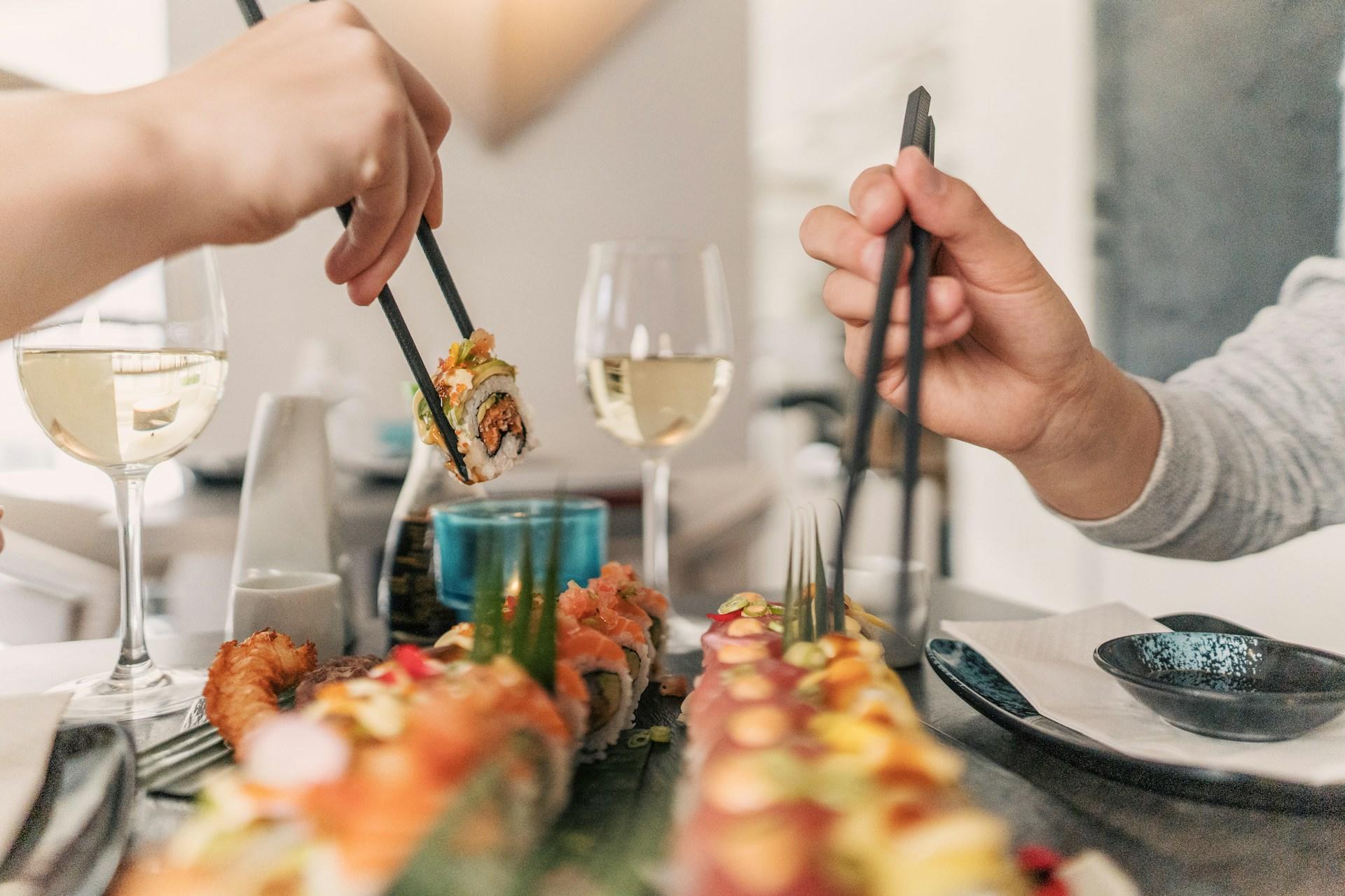 Servera egengjord sushi till dina vänner
