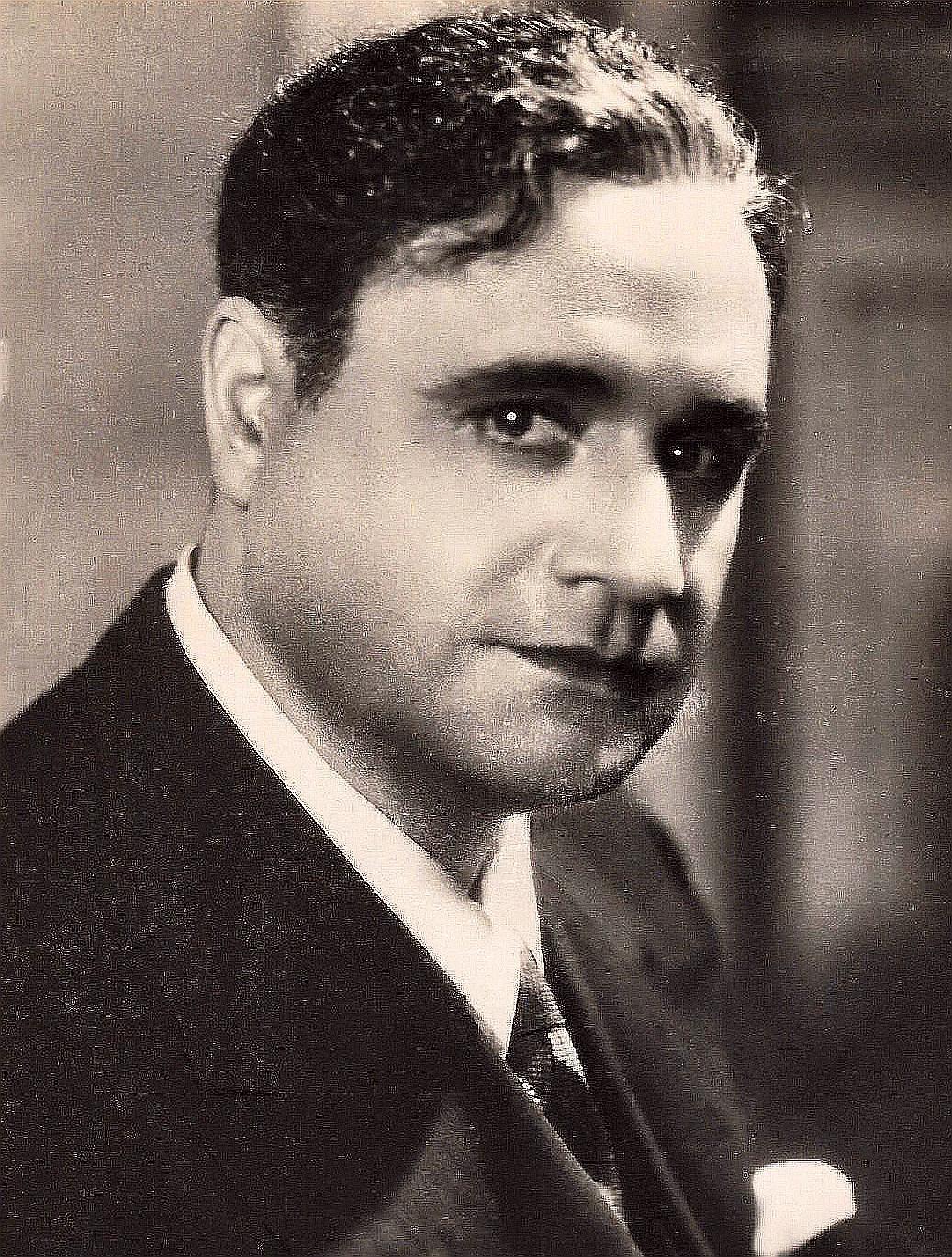 Svartvitt porträttfotografi på operasångaren Beniamino Gigli (1890-1957).