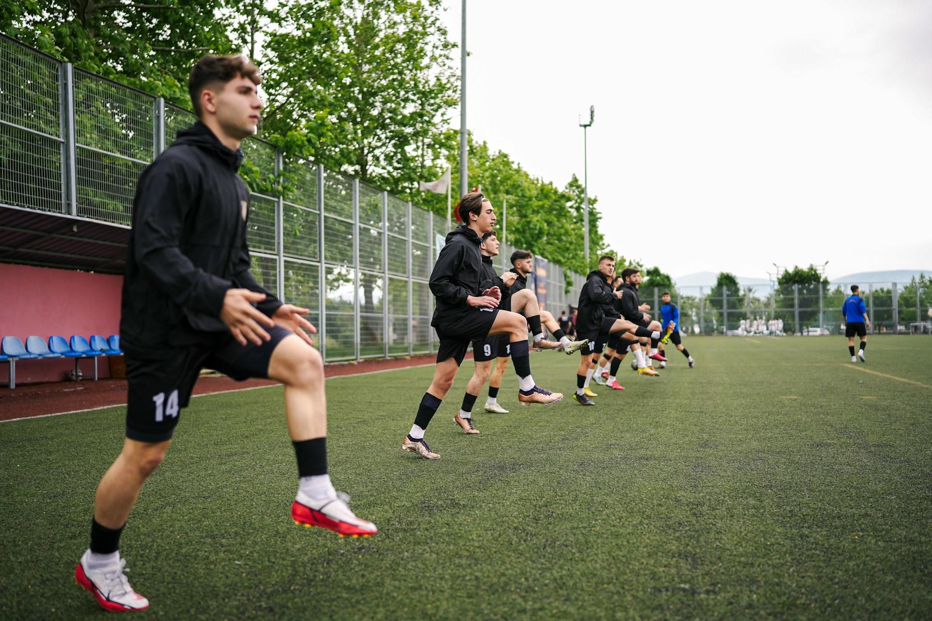 Ungdomar som värmer upp inför en match i fotboll.