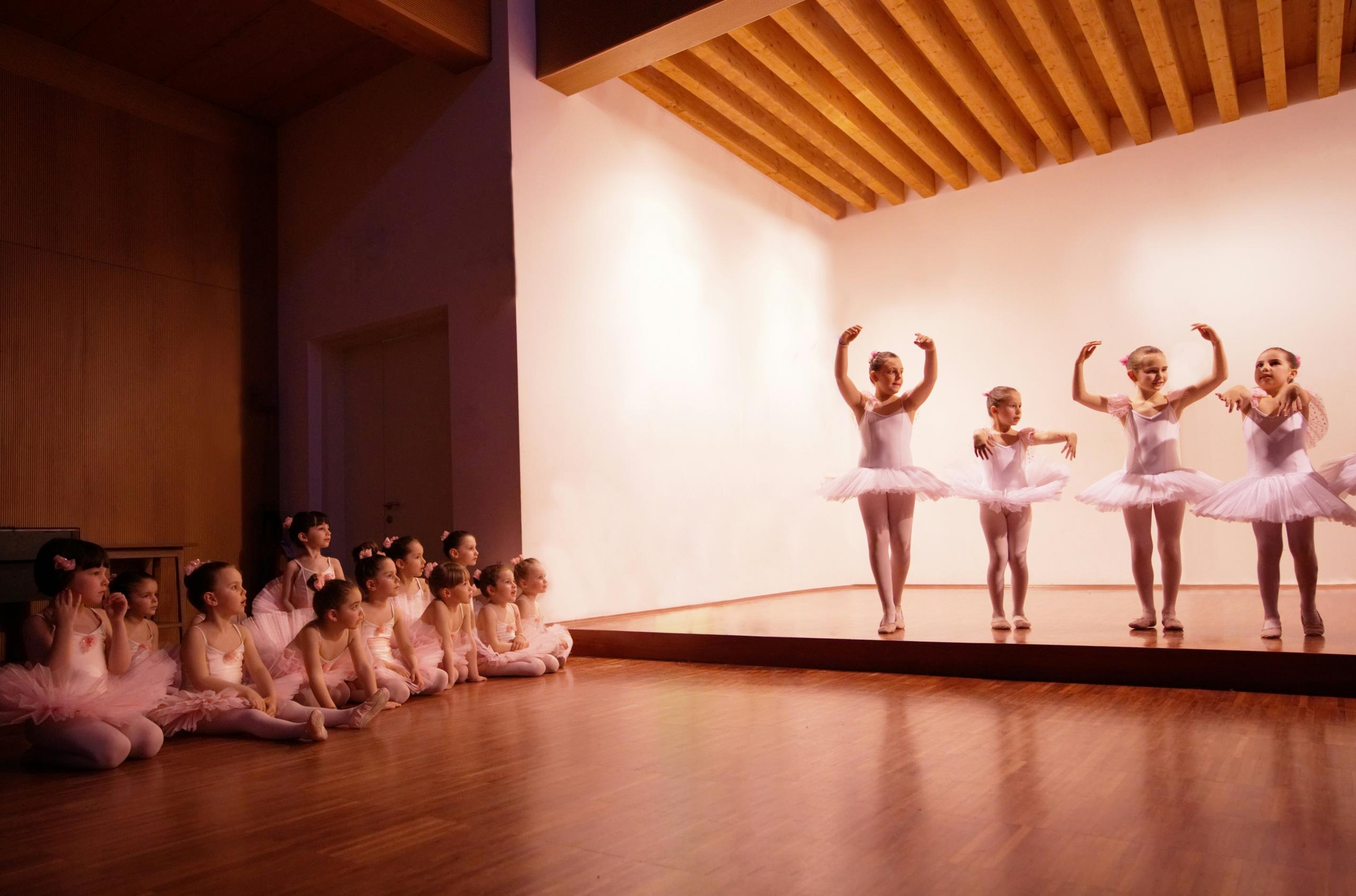 Barn som dansar balett