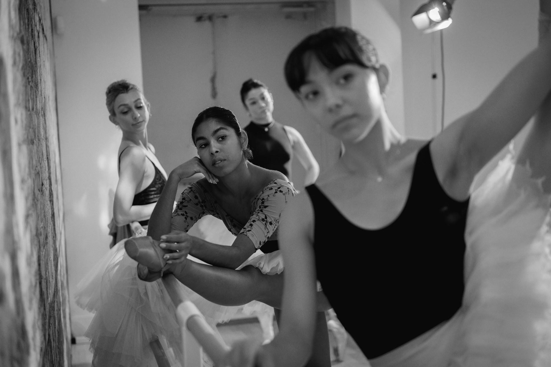 Dansöser som värmer upp.