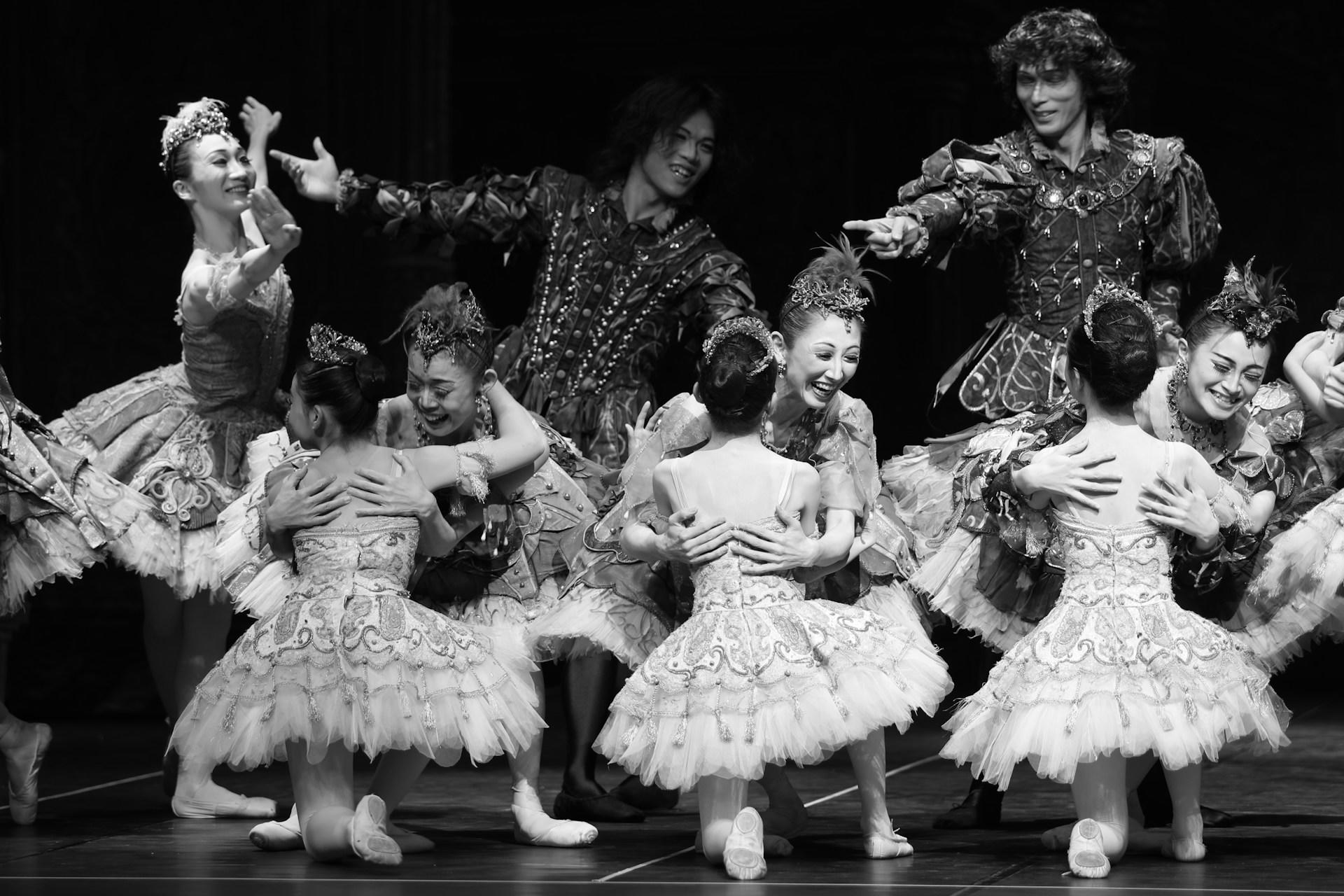 Dansare i utklädnader på scenen.