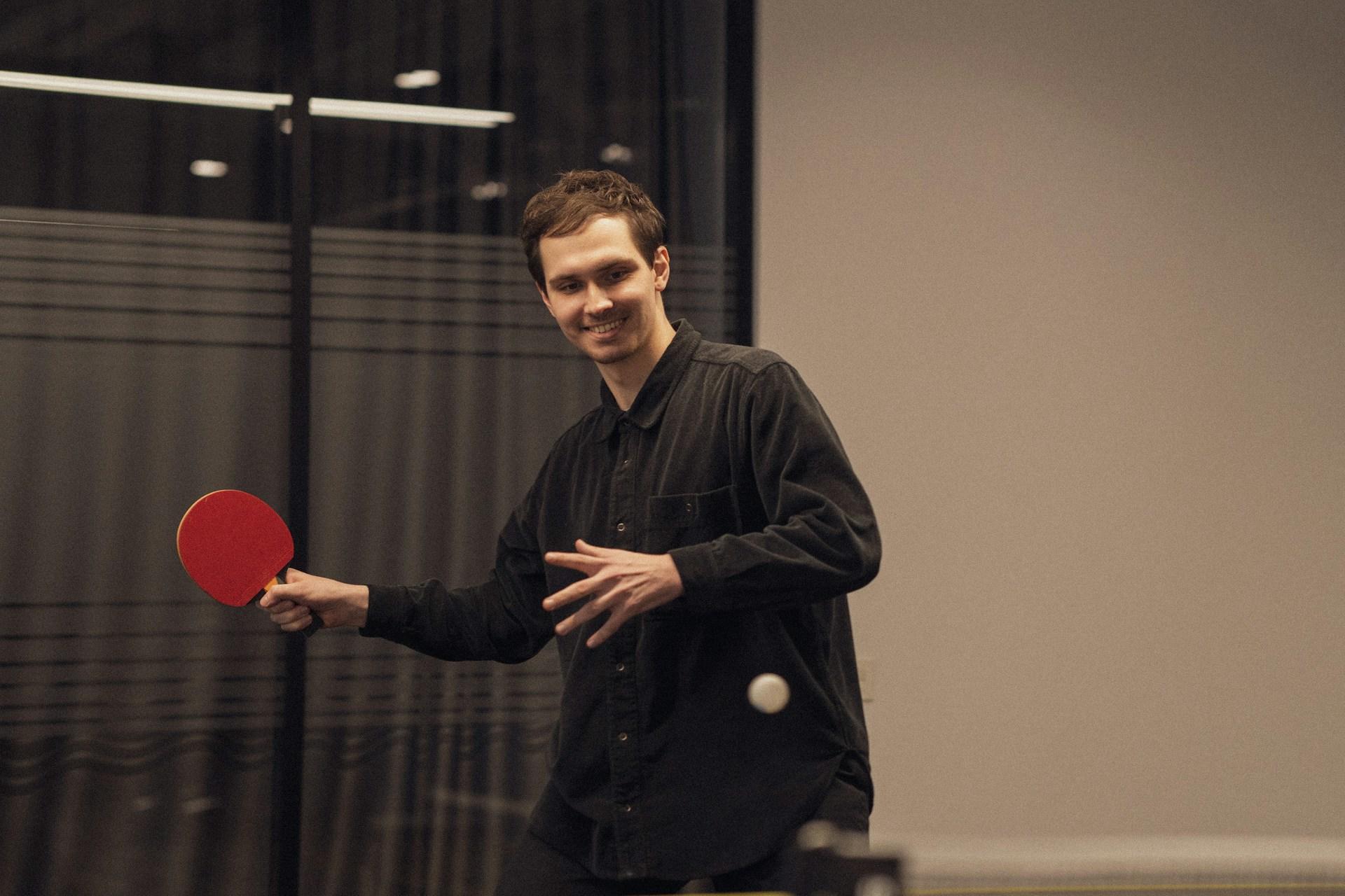 Spela bordtennis med kollegorna med rätt regler