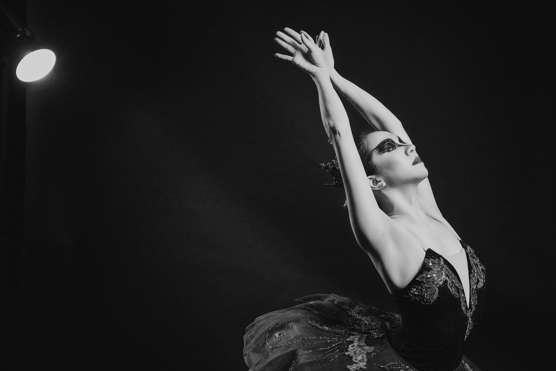Balettdansös i scensmink för Black swan.