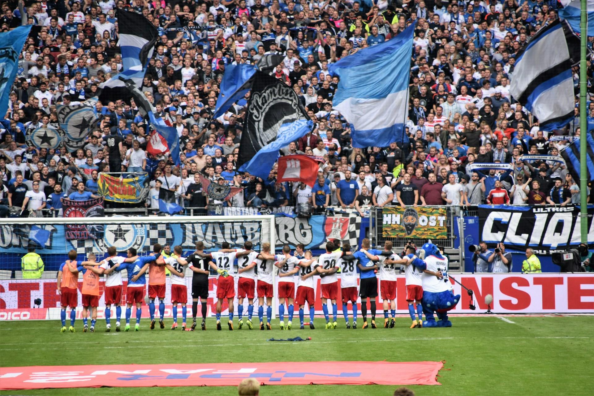 Hamburg tackar sin publik efter match i Bundesliga.