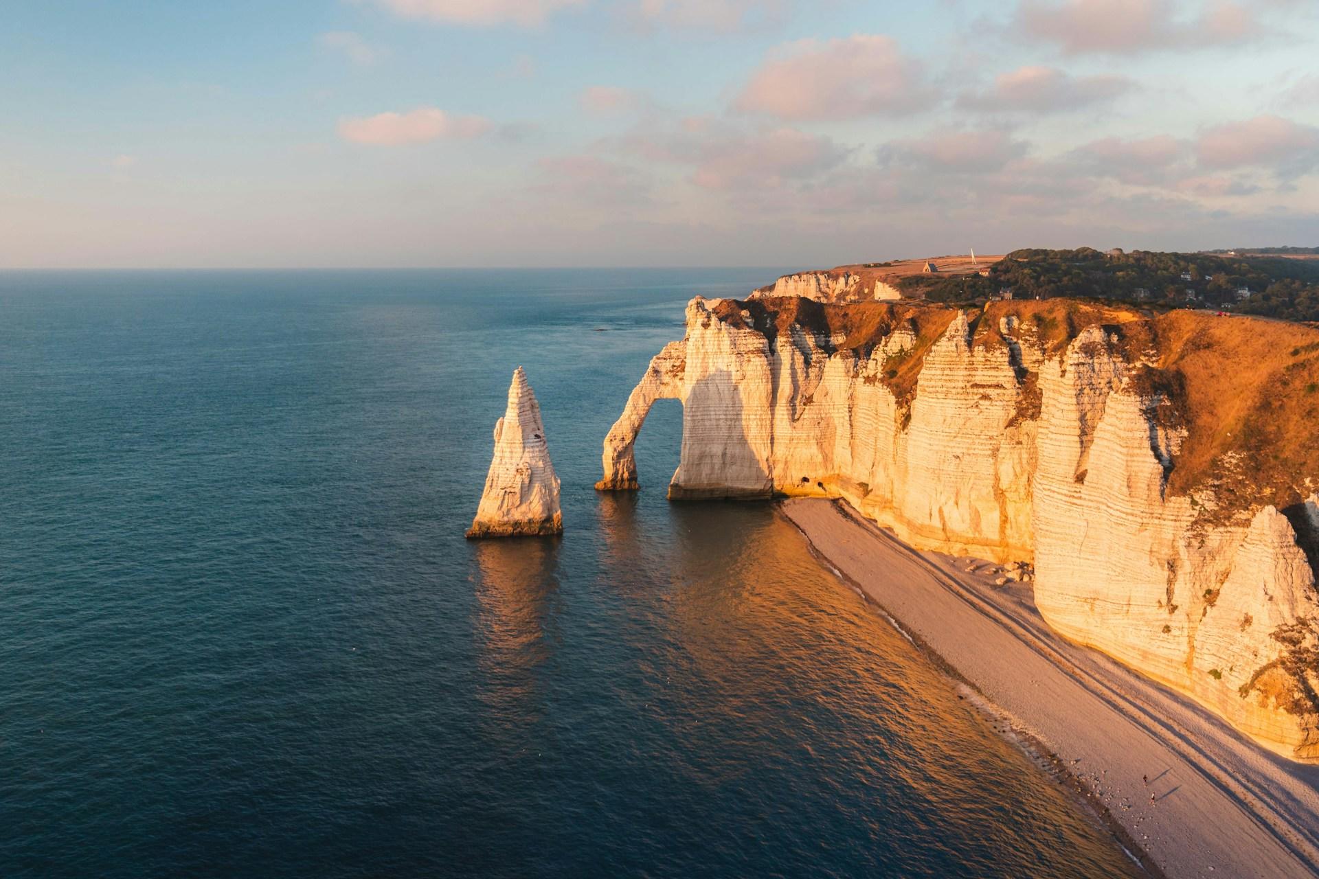 Kustklippor i Etretat vid solnedgången i Normandie, Frankrike.