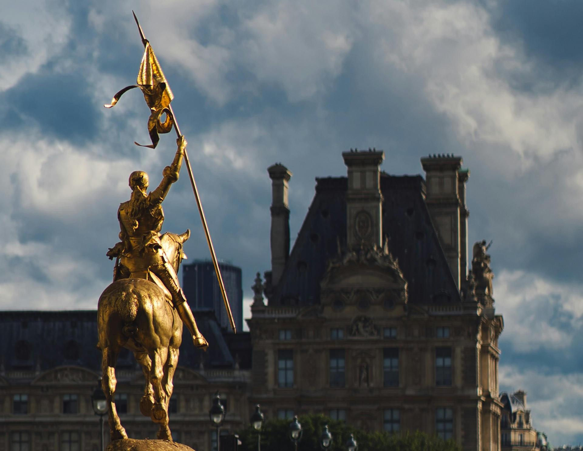 Staty i guld framför Louvren i Paris.