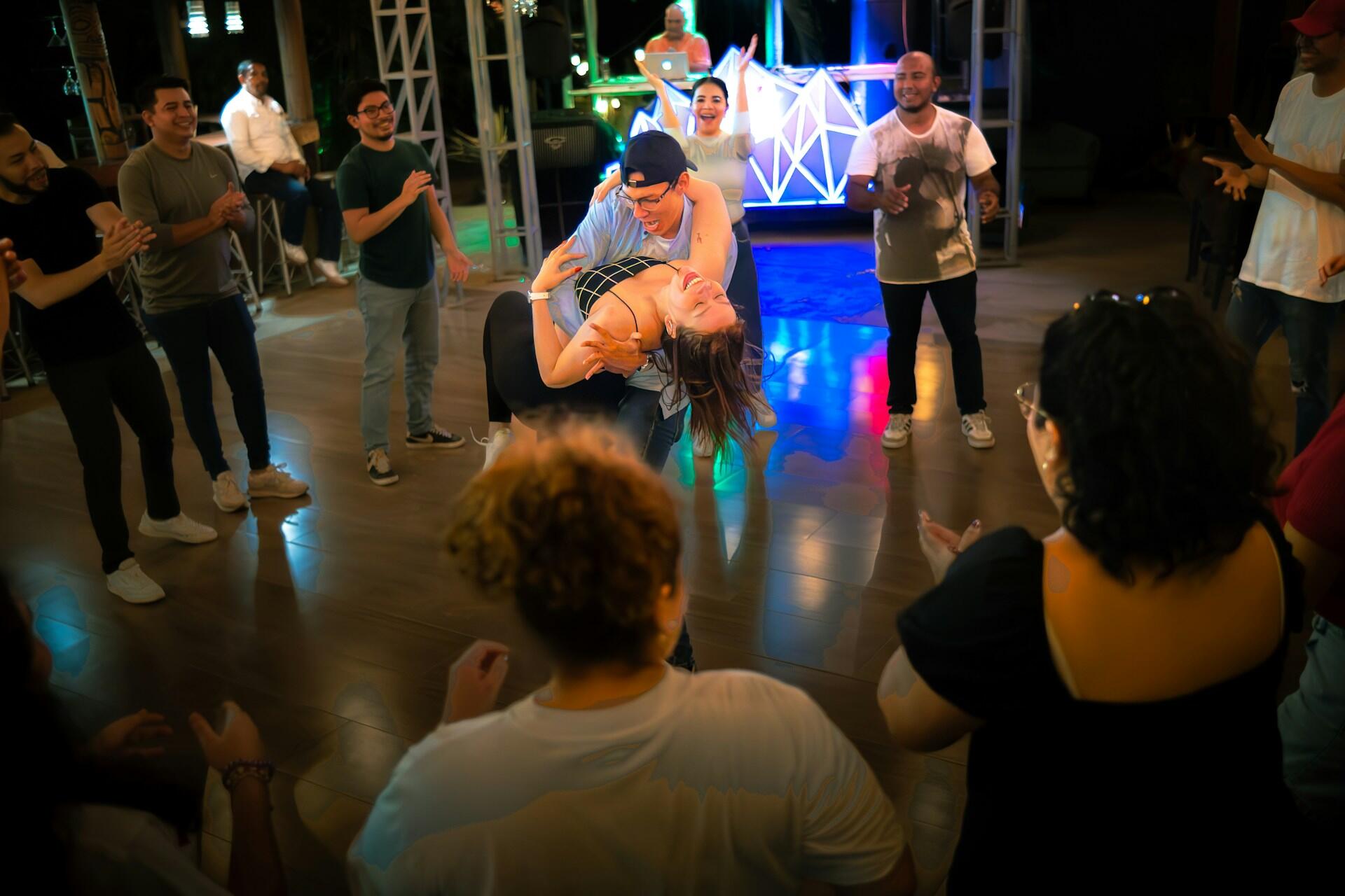 Ett par dansar salsa tillsammans under temakväll