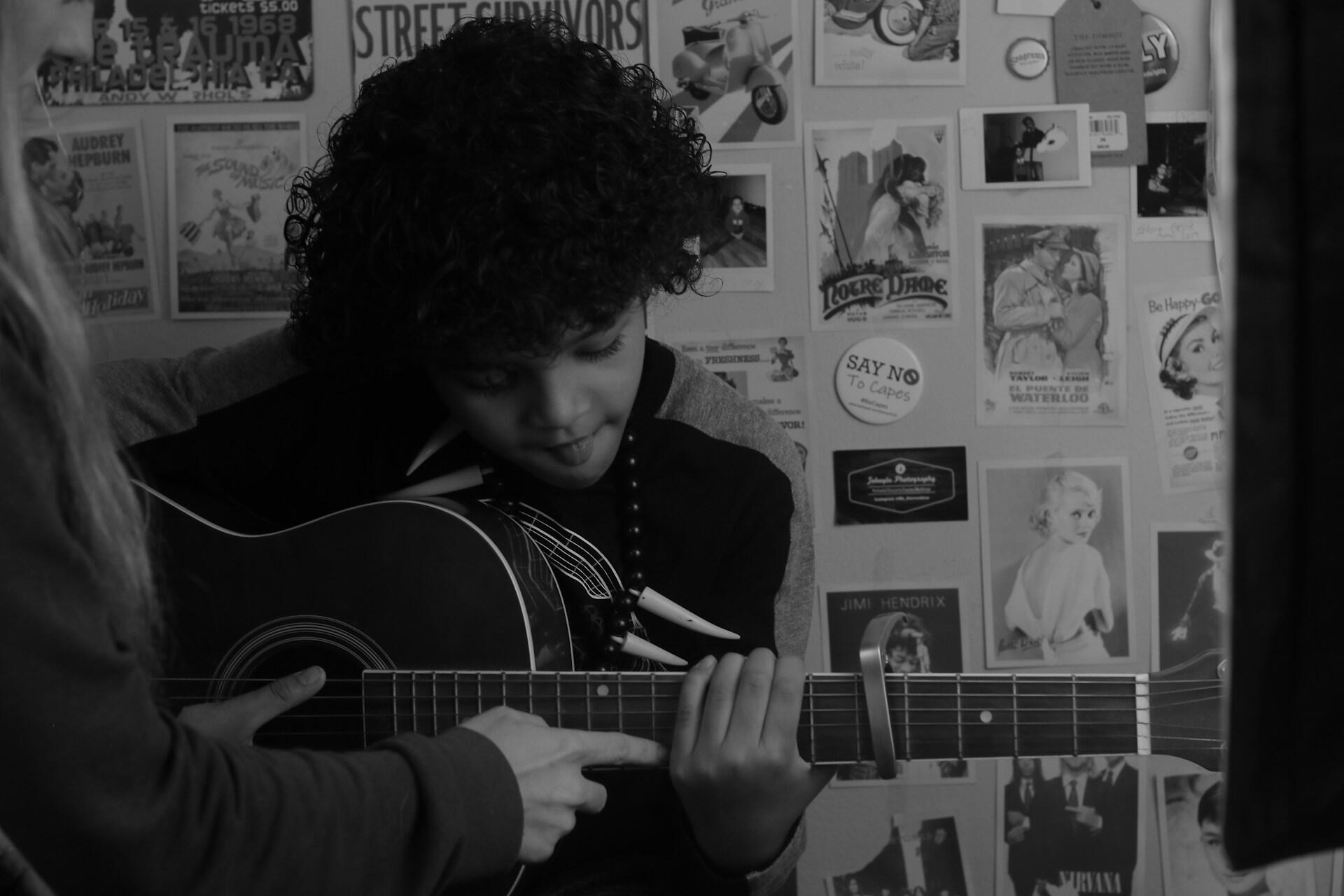 Lär ut gitarr till entusiastiska barn och unga som vill uttrycka sig genom musik. 