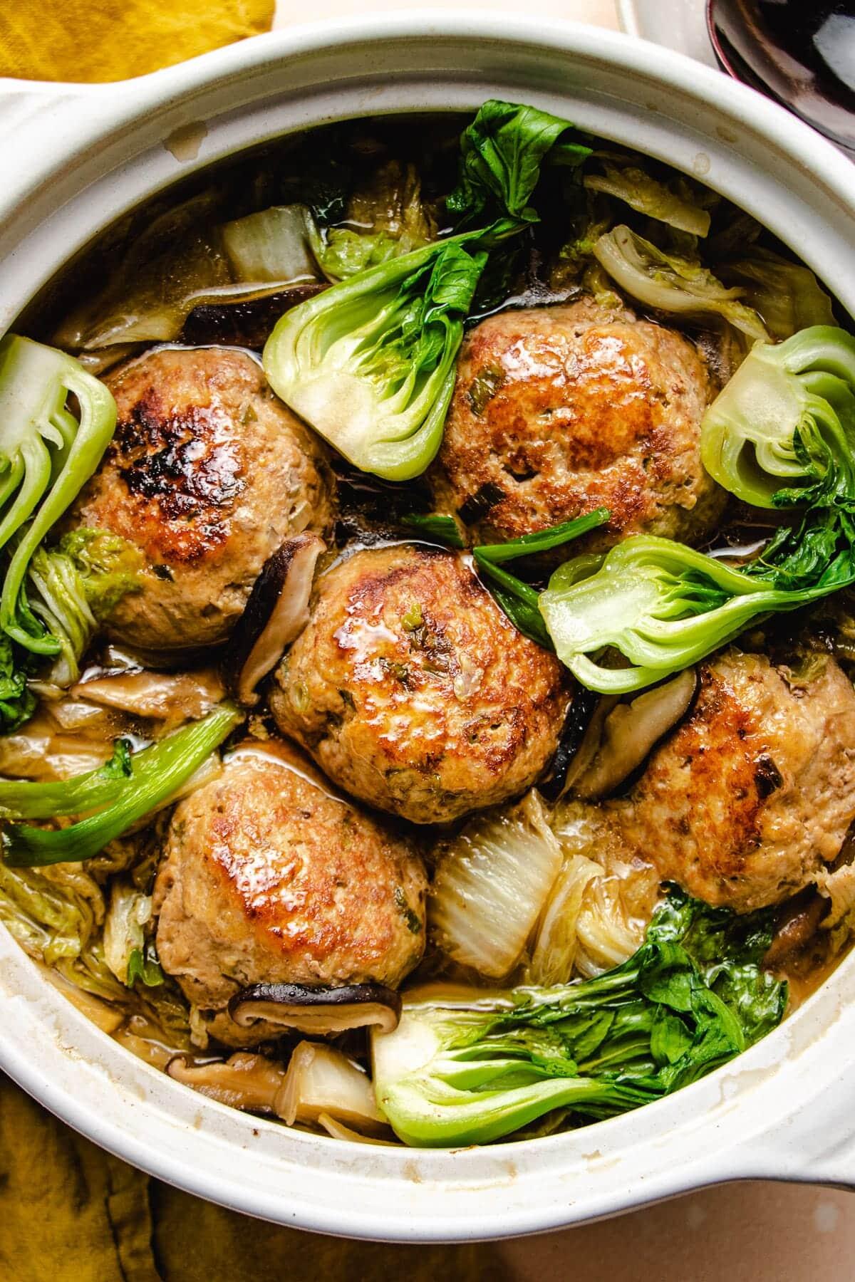 Testa att laga lions head meatballs som en del av nyårsfirandet