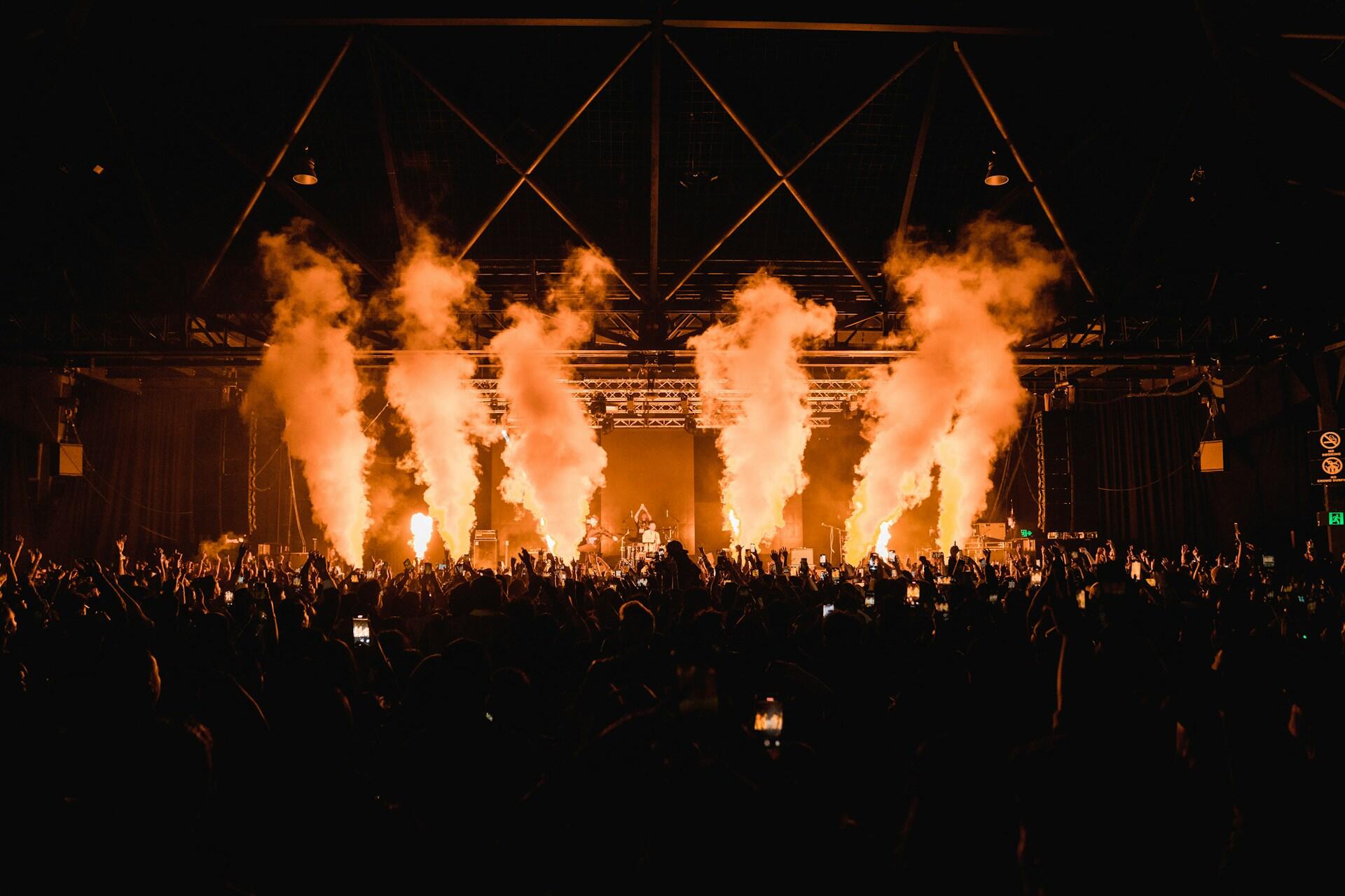 Musik enar människor under konserter och festivaler.