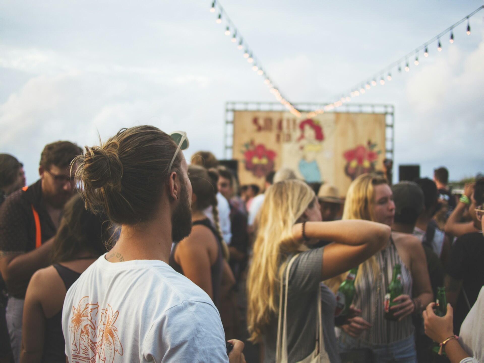 Konserter och musikfestivaler är fantastiska tillfällen att njuta av musikens magi! 
