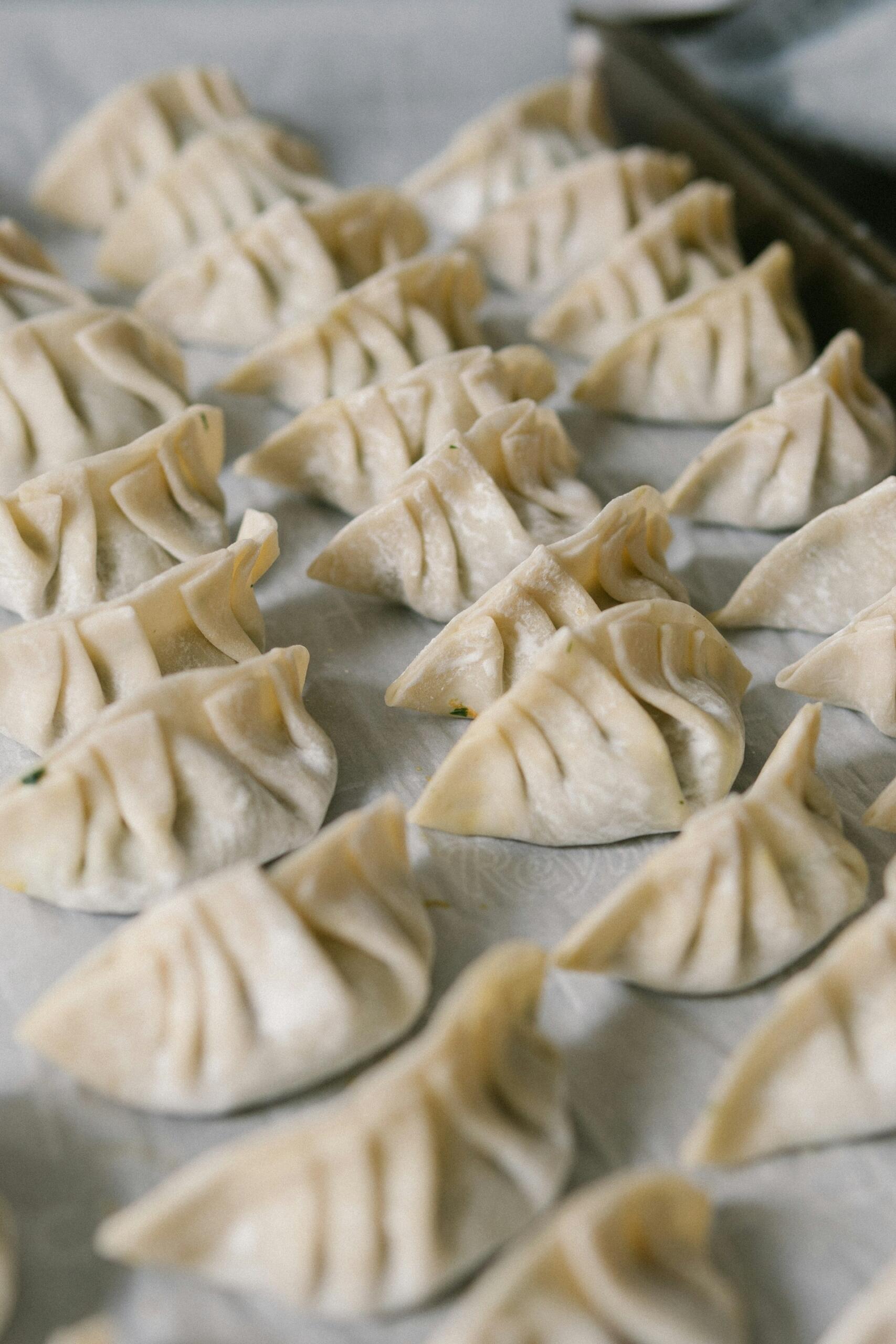 Autentiska dumplings som görs och avnjuts på kinesiskt nyår