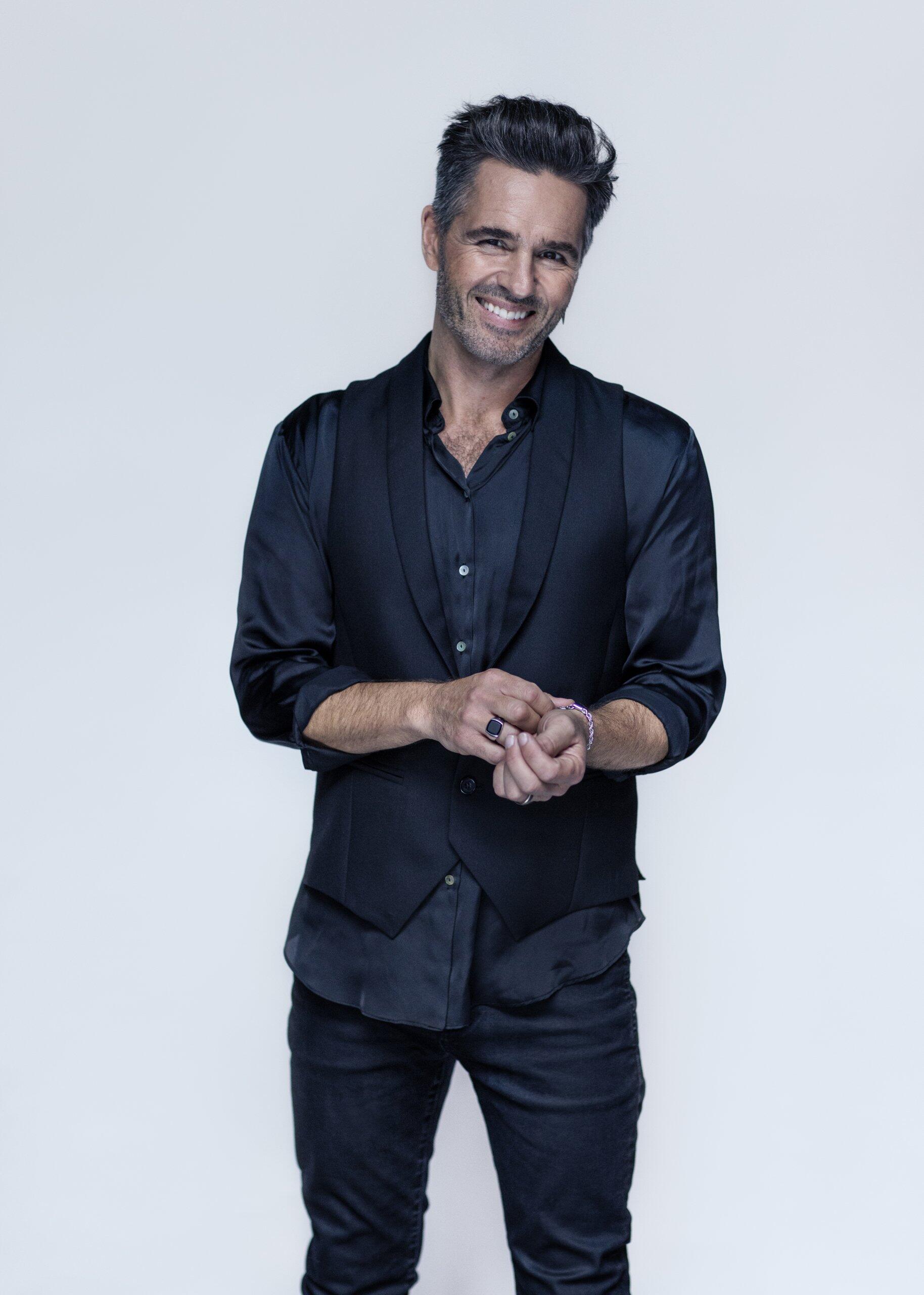 Peter Jöback är både sångare och musikalartist.