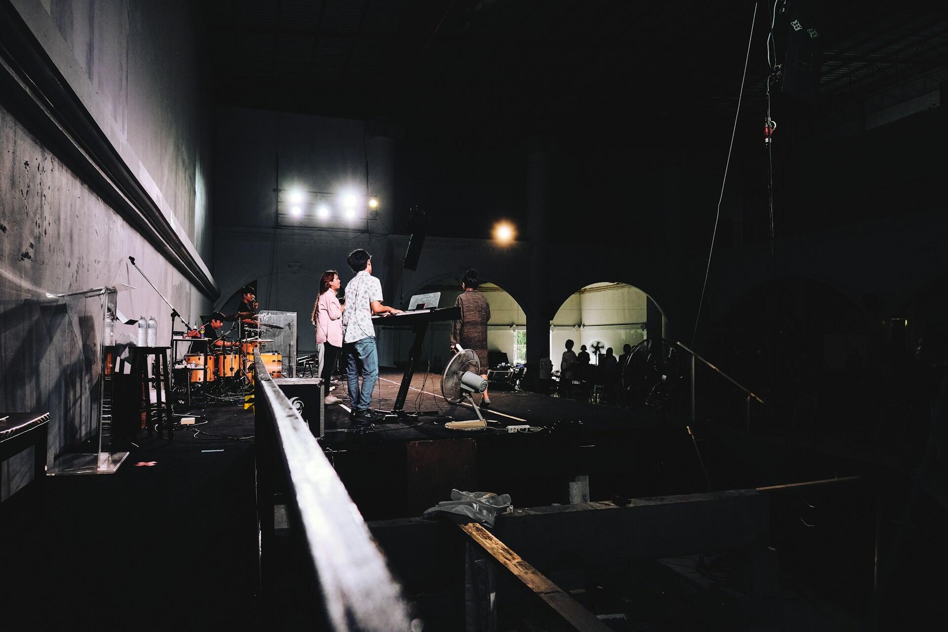 Musikaliskt scenframträdande för publik.