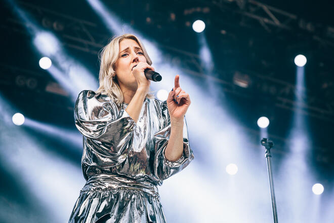 Veronica Maggio hör den svenska sommaren till med texter vi alla kan känna igen oss i.