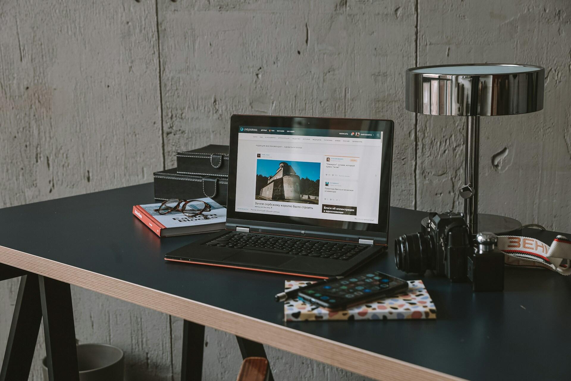 En blogg syns på skärmen av en laptop.