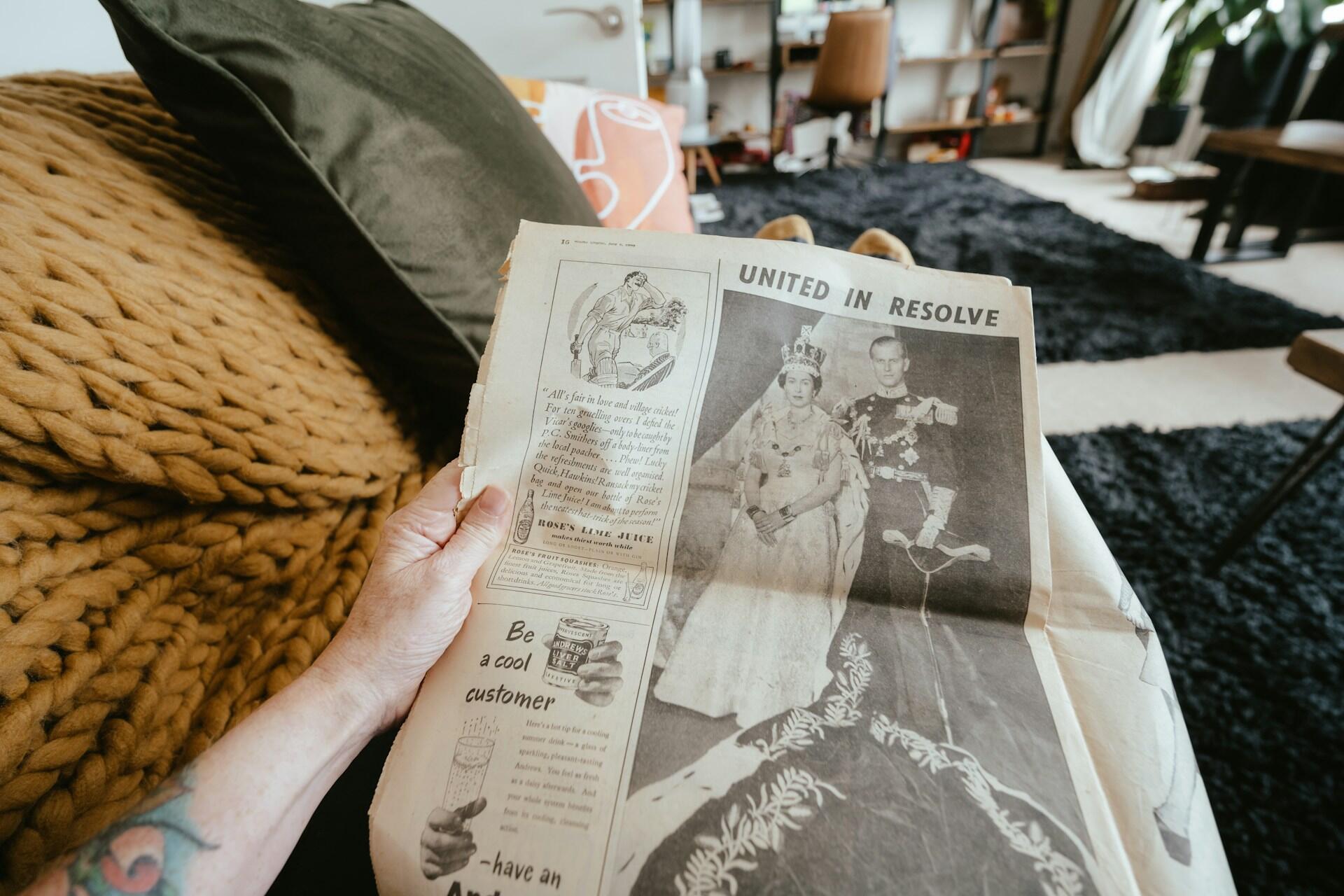 Tidningsuppslag från Drottning Elizabeth IIs kröning