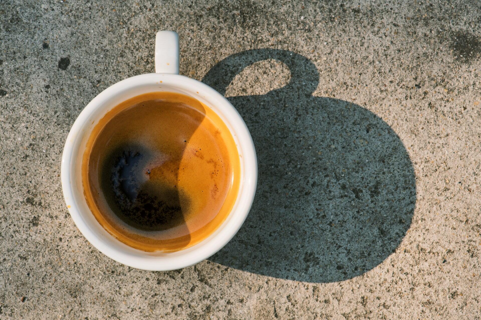 Kaffekopp på en bänkskiva.