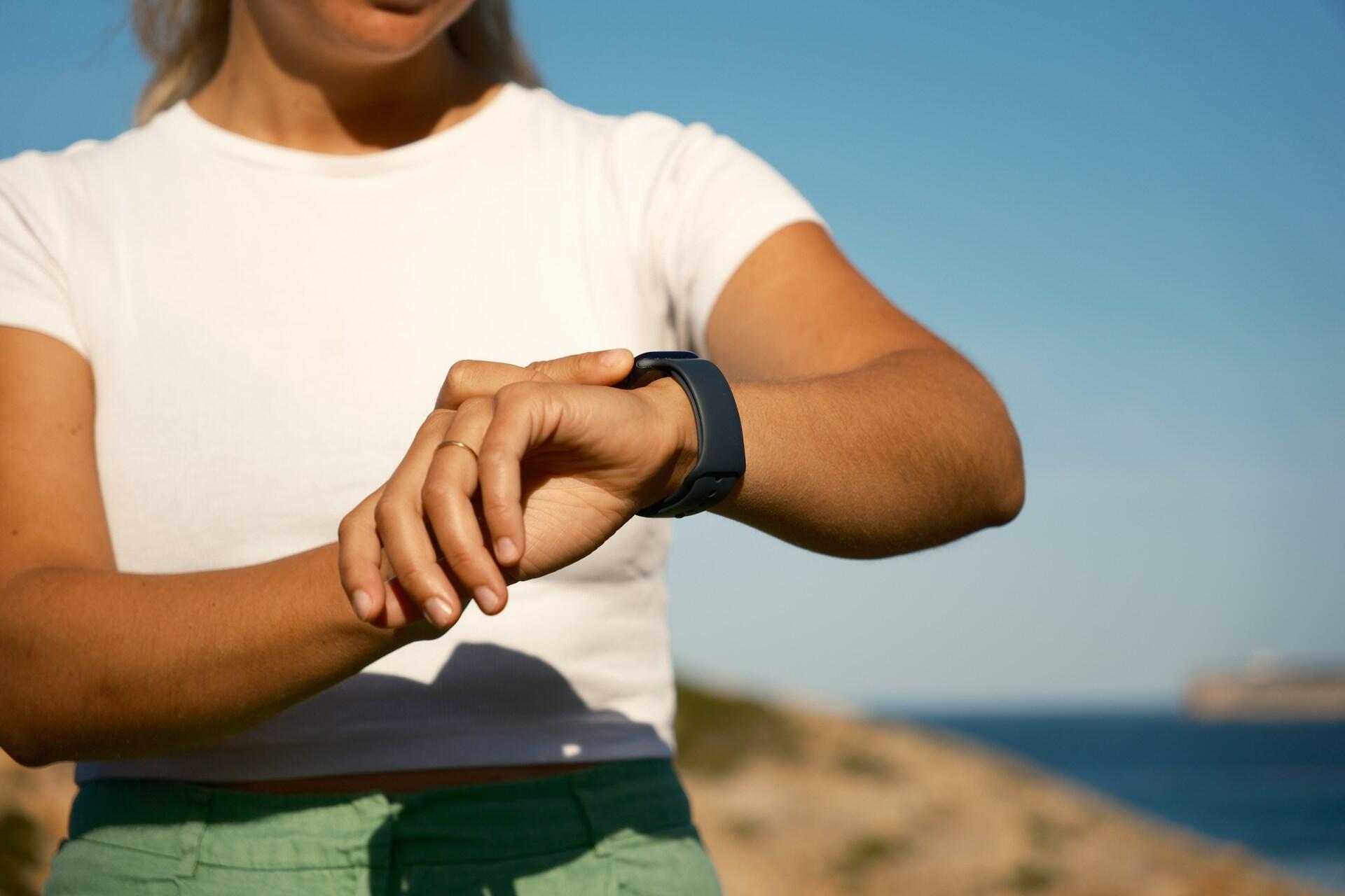 Kvinna kollar sin smart watch. 