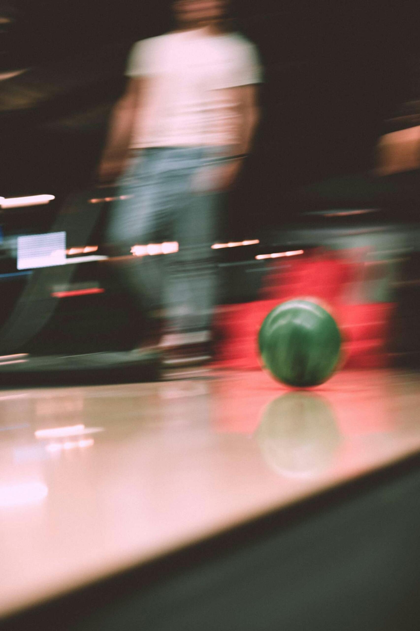 Bild på ett bowlingklot som rullar.