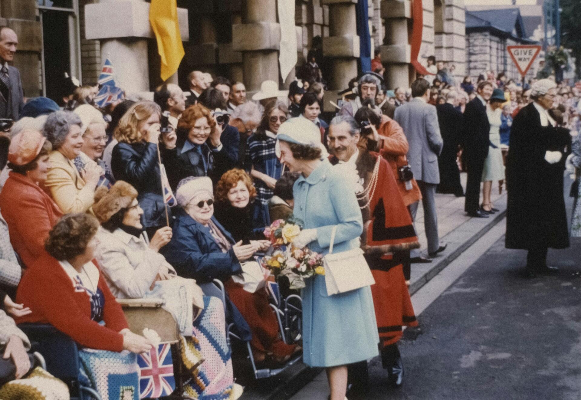 Drottning Elizabeth II på Londons gator 1977