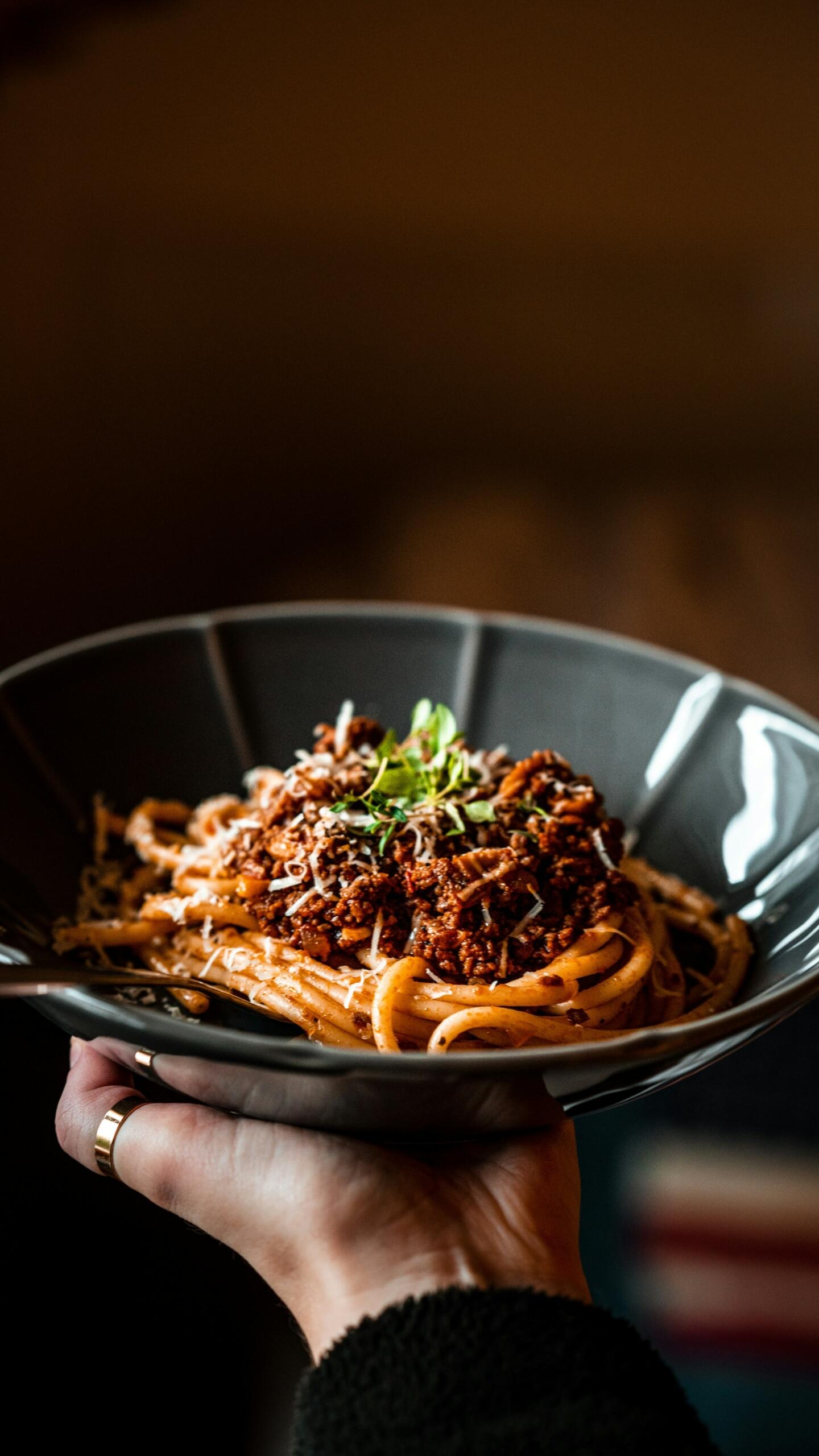 Pasta och köttfärssås i en skål.