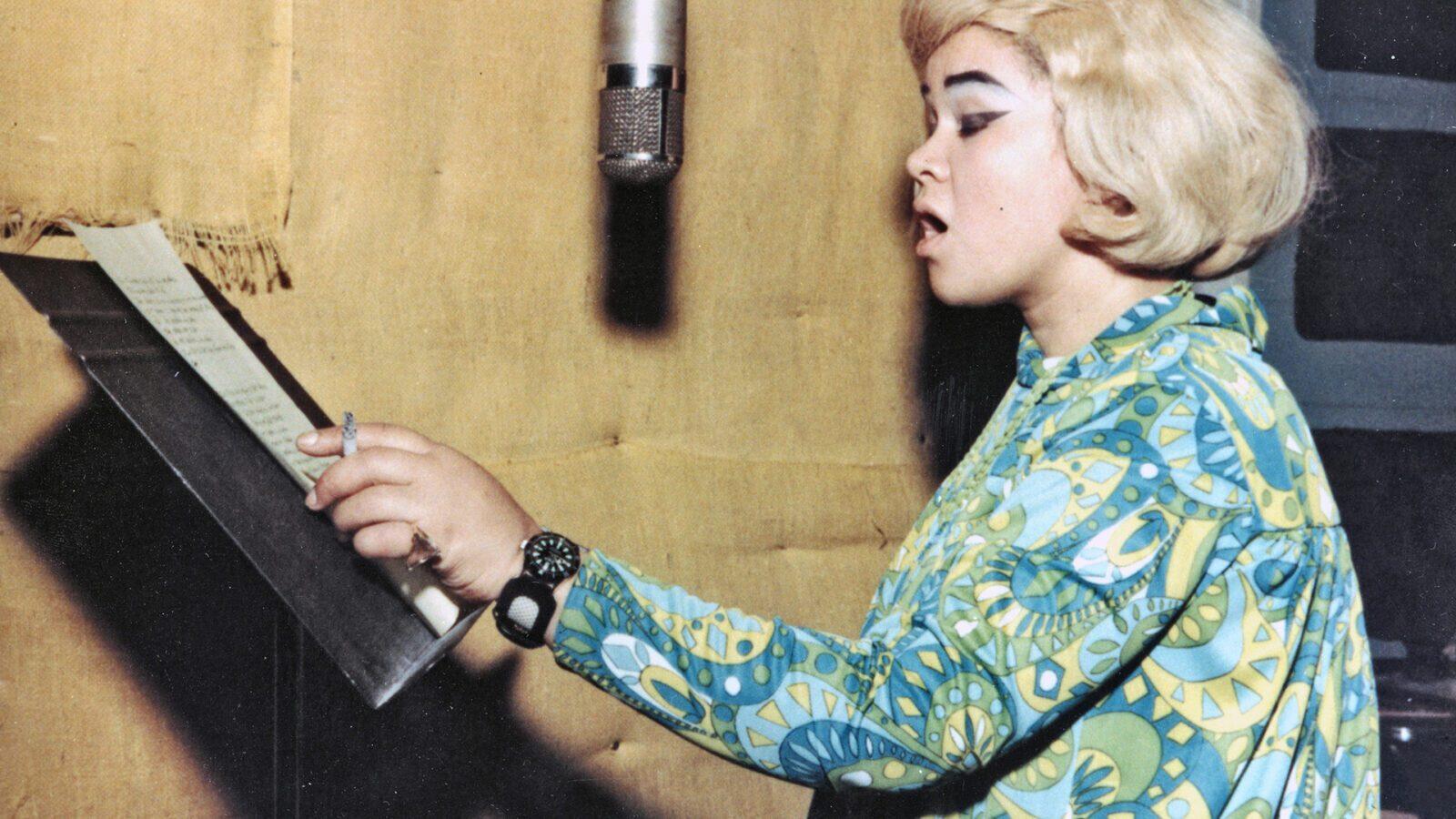 Etta James i inspelningsstudio på 1960-talet.
