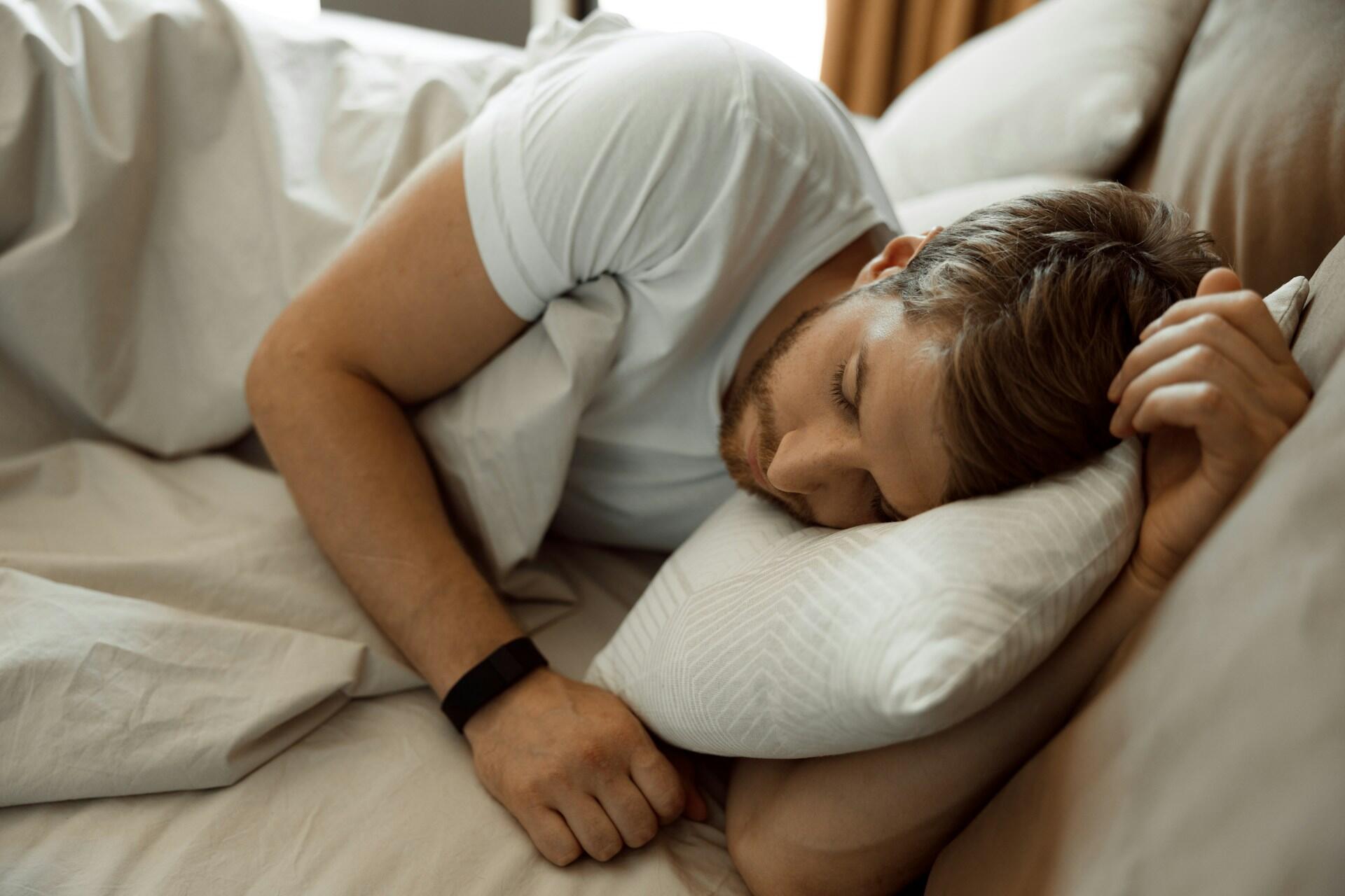 Person som sover i en säng.