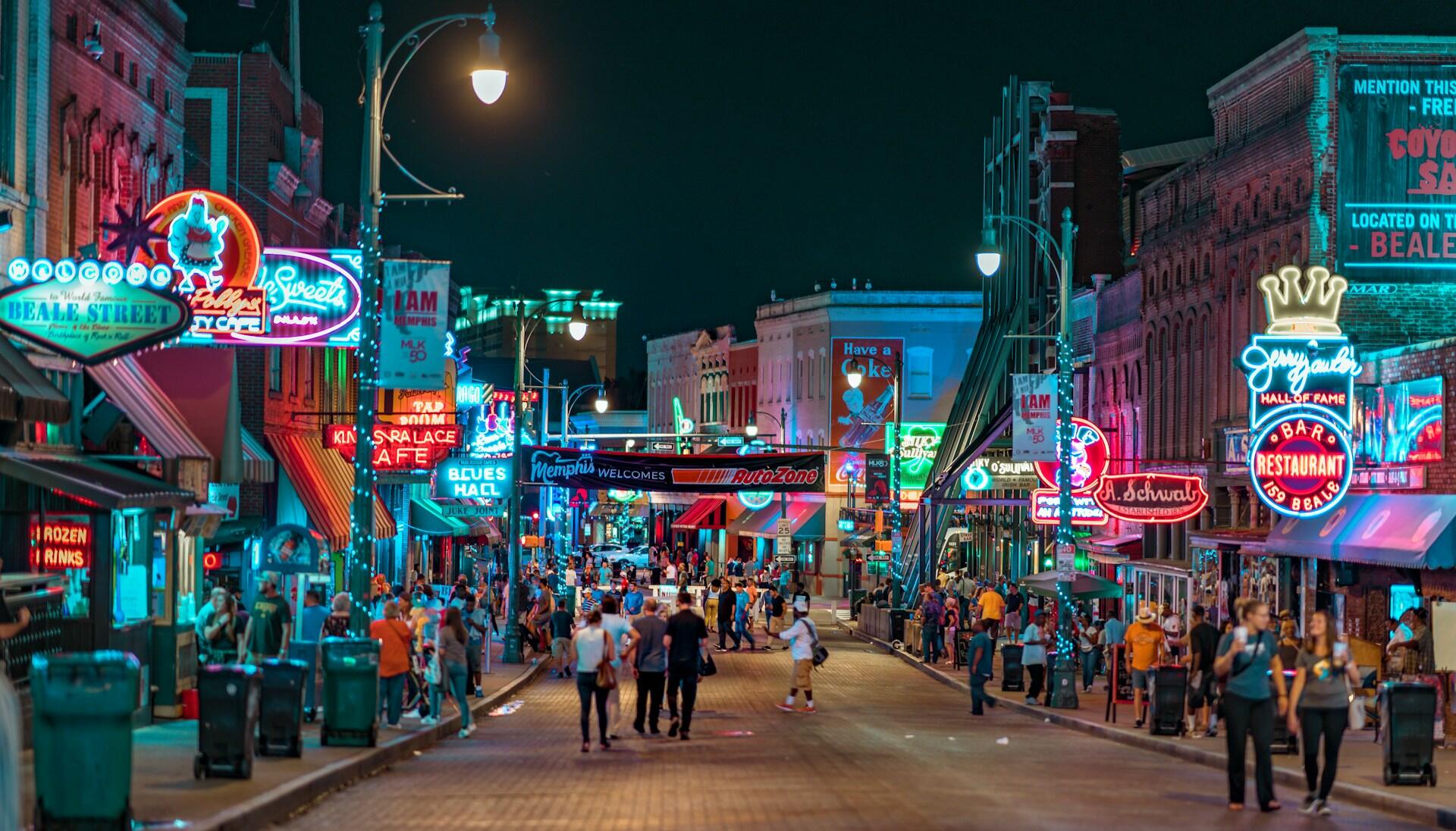 Gata fylld av neonskyltar i Memphis, TN, USA.