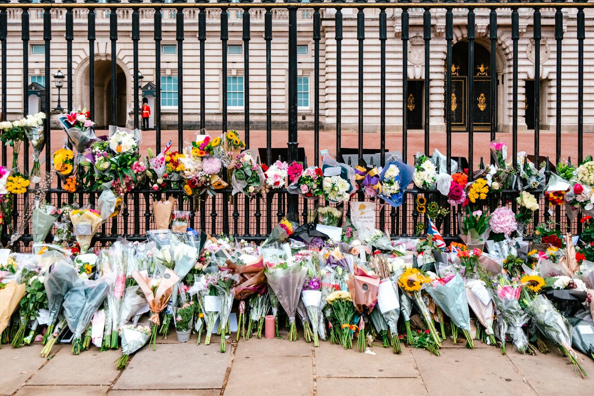 Blommor utanför Buckingham Palace efter drottningens bortgång