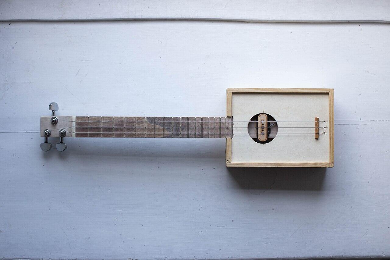 Liten cigar box guitar (cigarrask-gitarr)