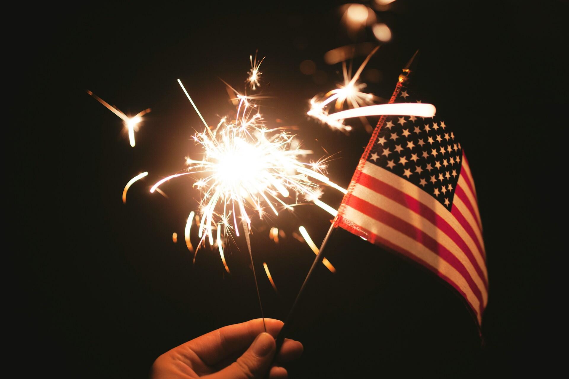 4th July firande I USA med tomtebloss och flaggor