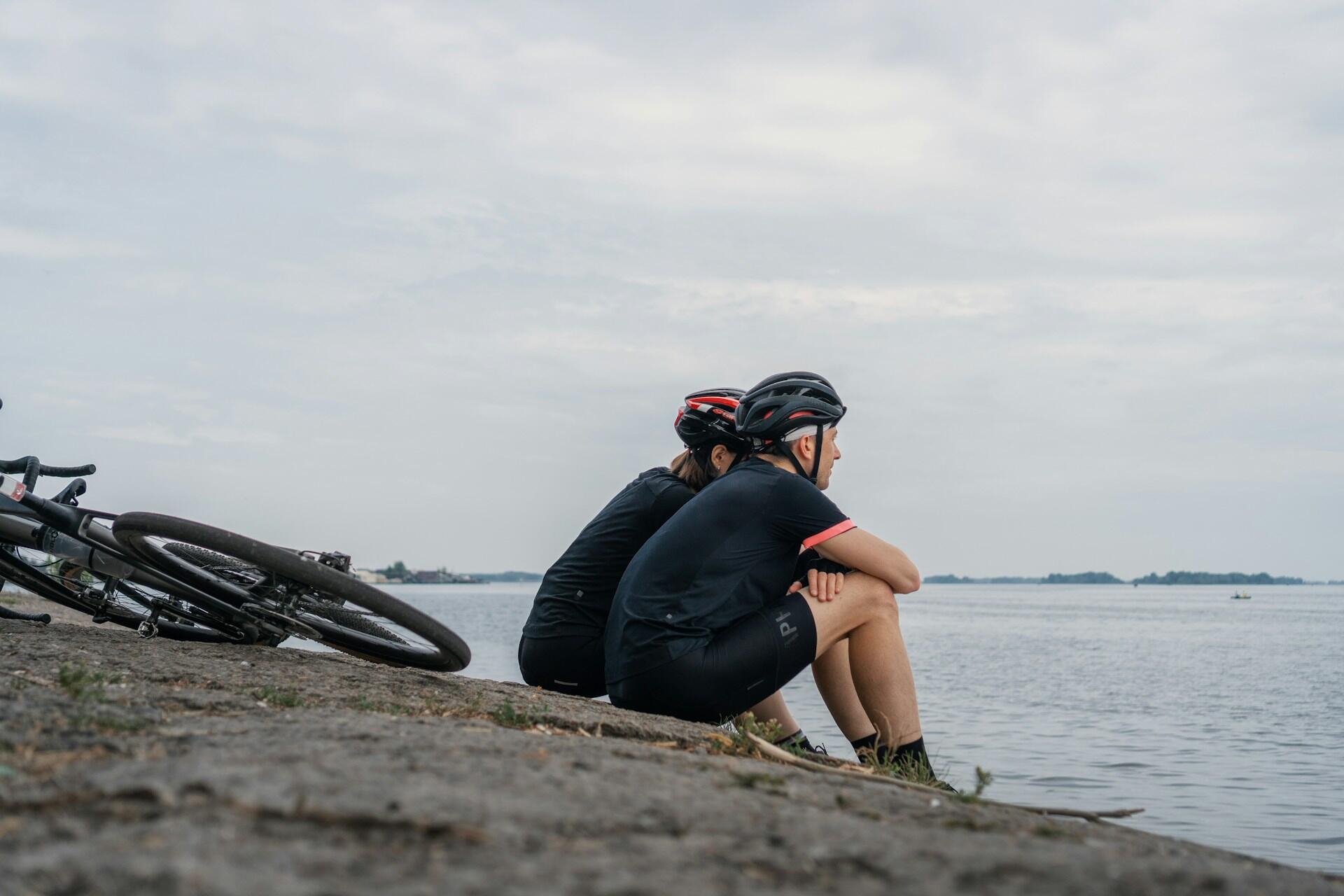 Två personer som sitter och tittar ut över havet.