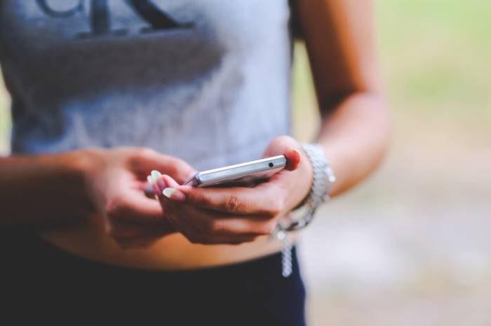 Kvinna kollar på sin mobil