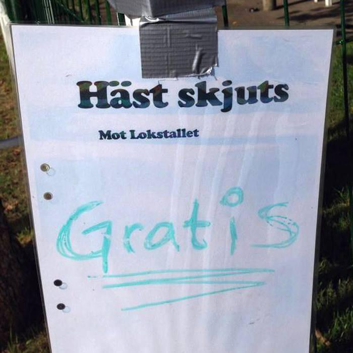 Skylt som erbjuder "Häst skjuts gratis", istället för hästskjuts