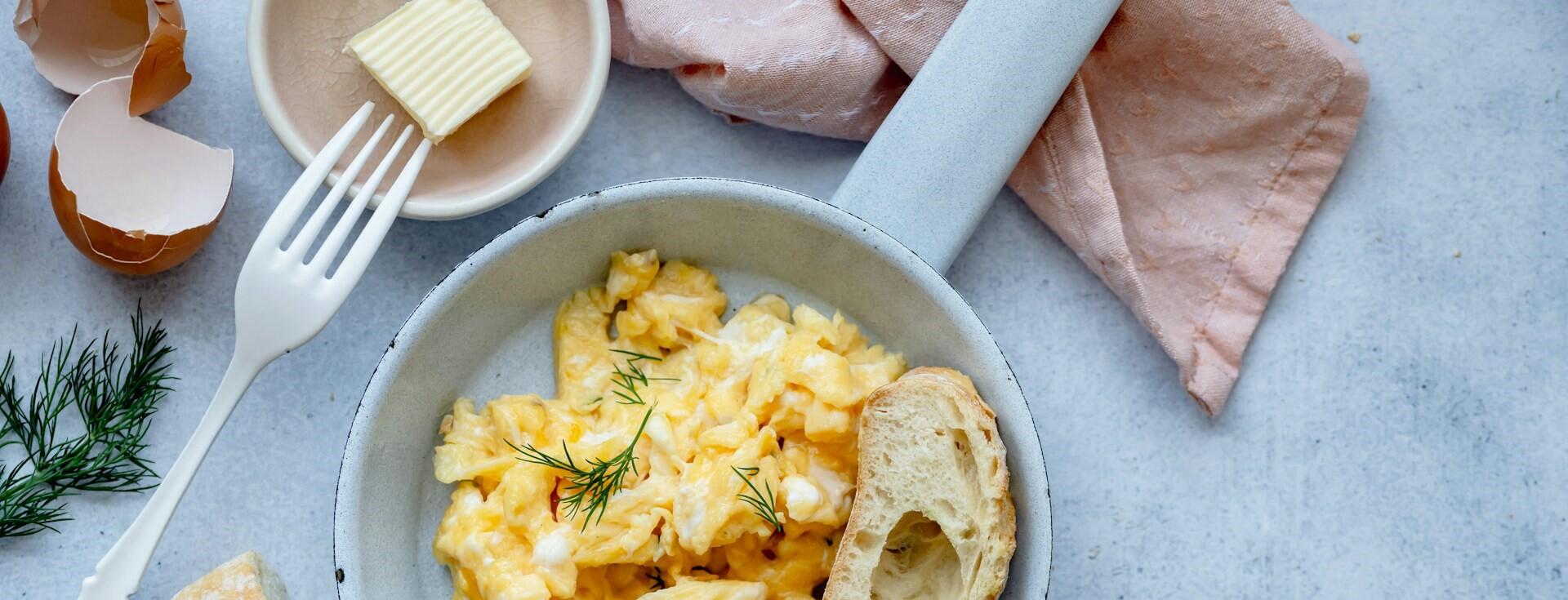 ägg och bröd och dill på ett bord