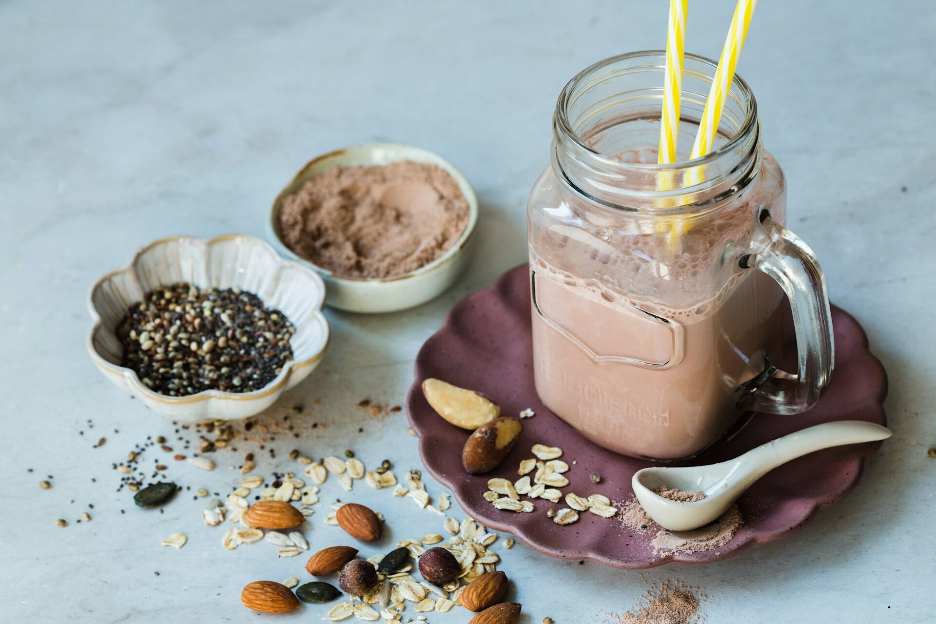 En nyttig smoothie med proteinpulver i ett fint glas 