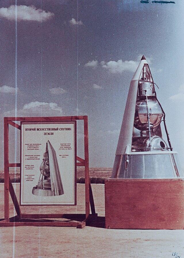 Bild på en replika av sputnik 2