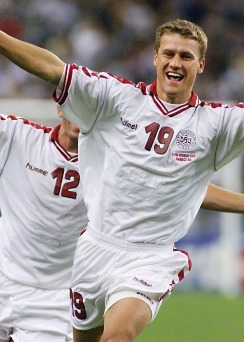 Ebbe Sand jublar över sitt mål i en landslagsmatch 1998.