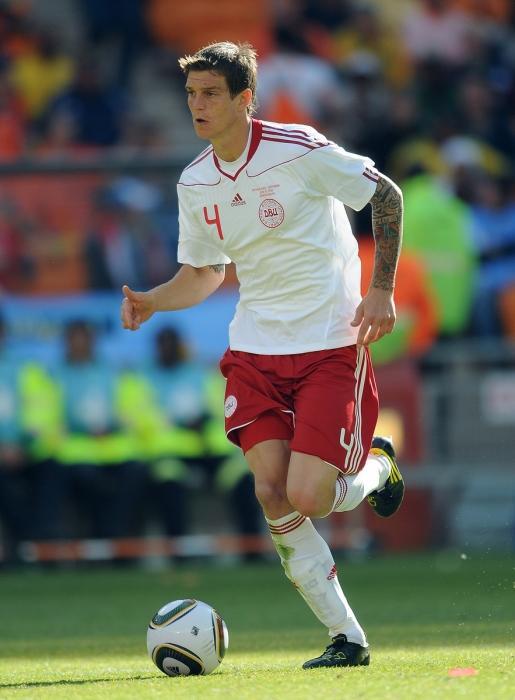 Daniel Agger springer på planen.