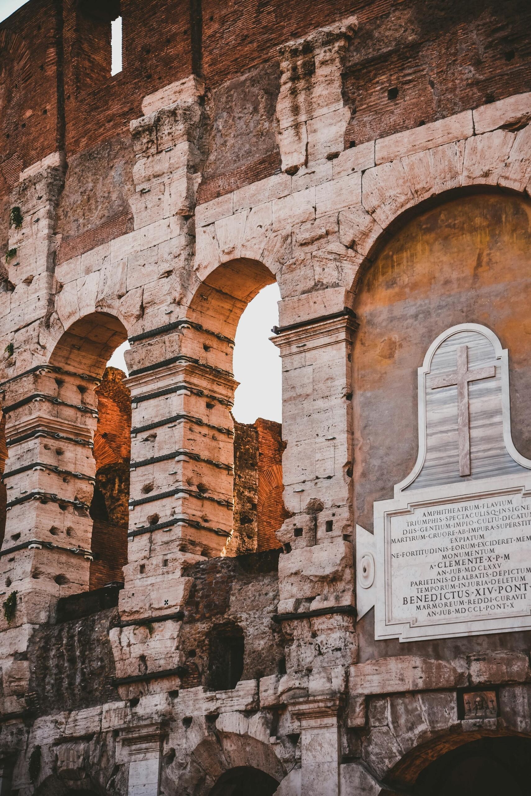 Colosseum med nummertavla. Foto av Zane Lee på Unsplash