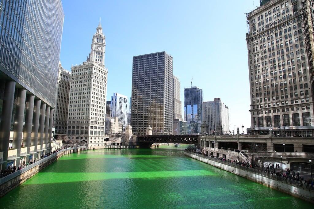 Chicagofloden färgas grön under St. Patrick's day.