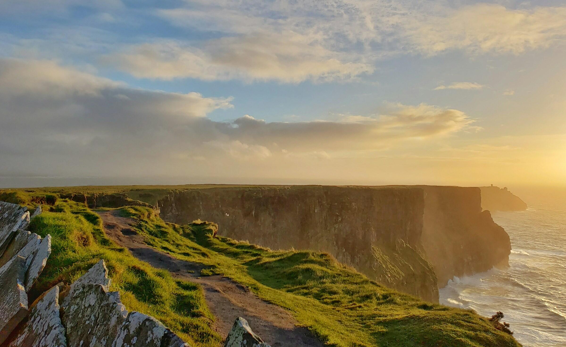 Moher klipporna vid solnedgång