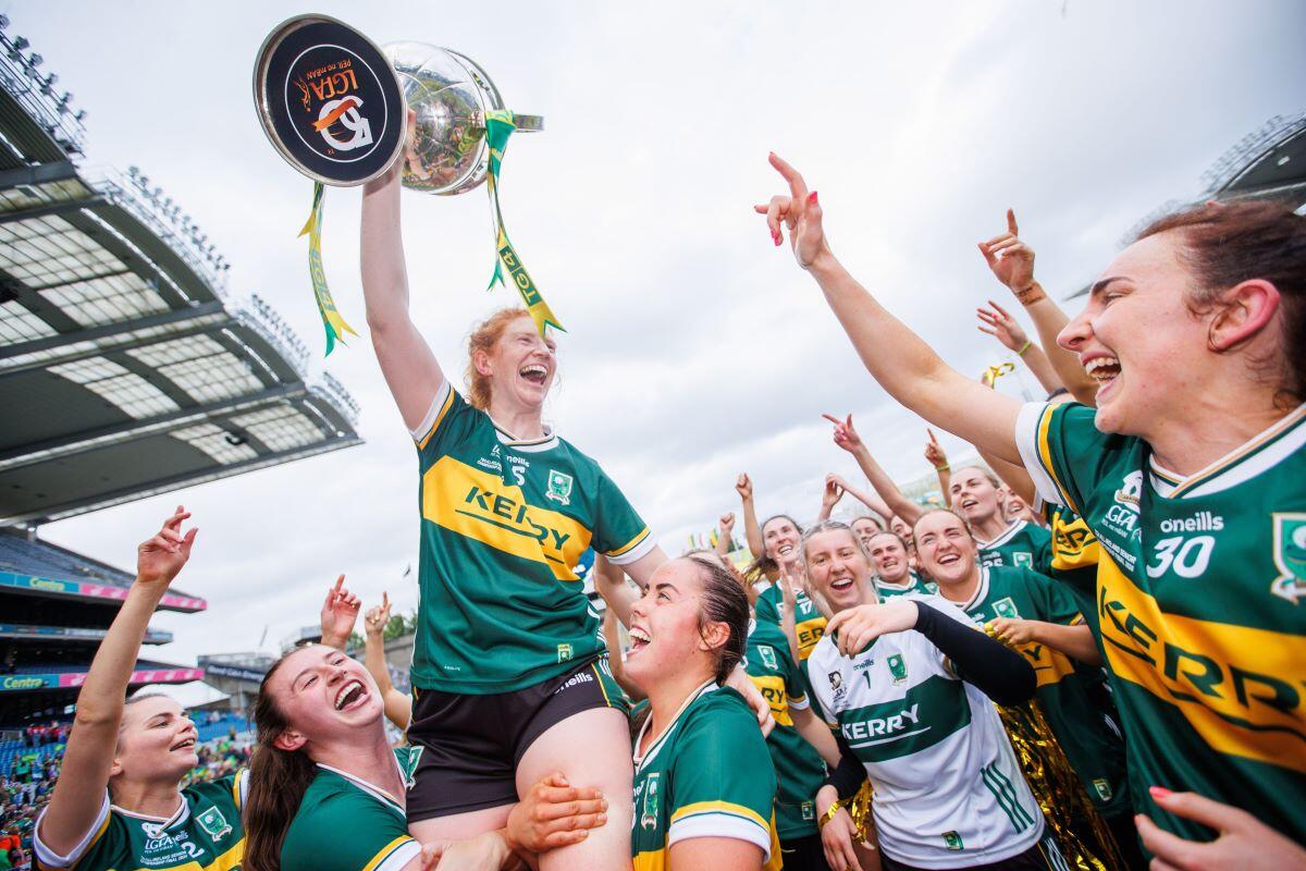 Stjärnspelaren Louise Ní Mhuircheartaigh firar seger med sitt lag