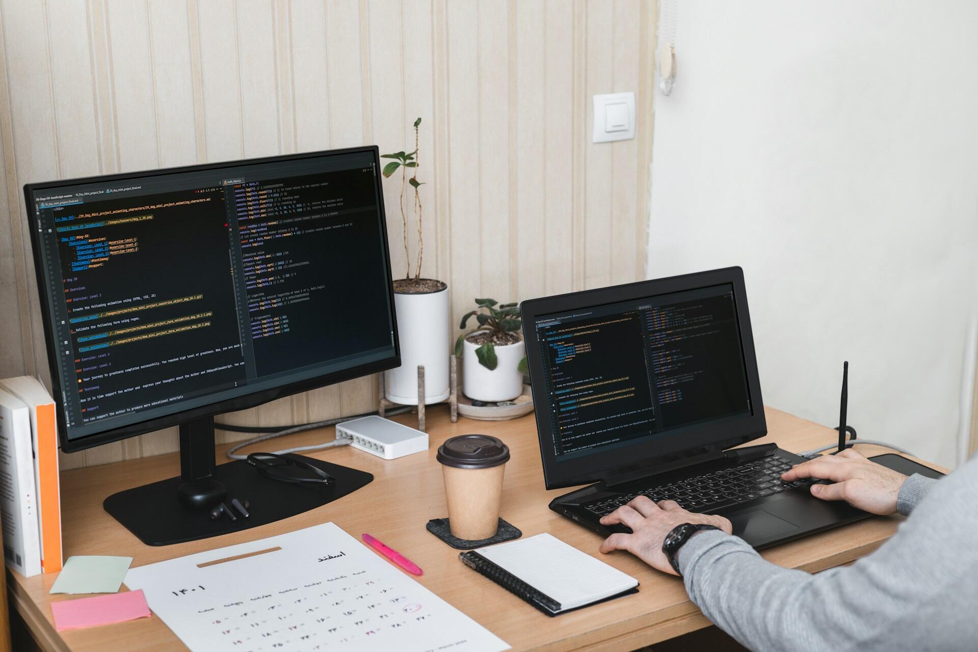 Person som programmerar vid sin dator.