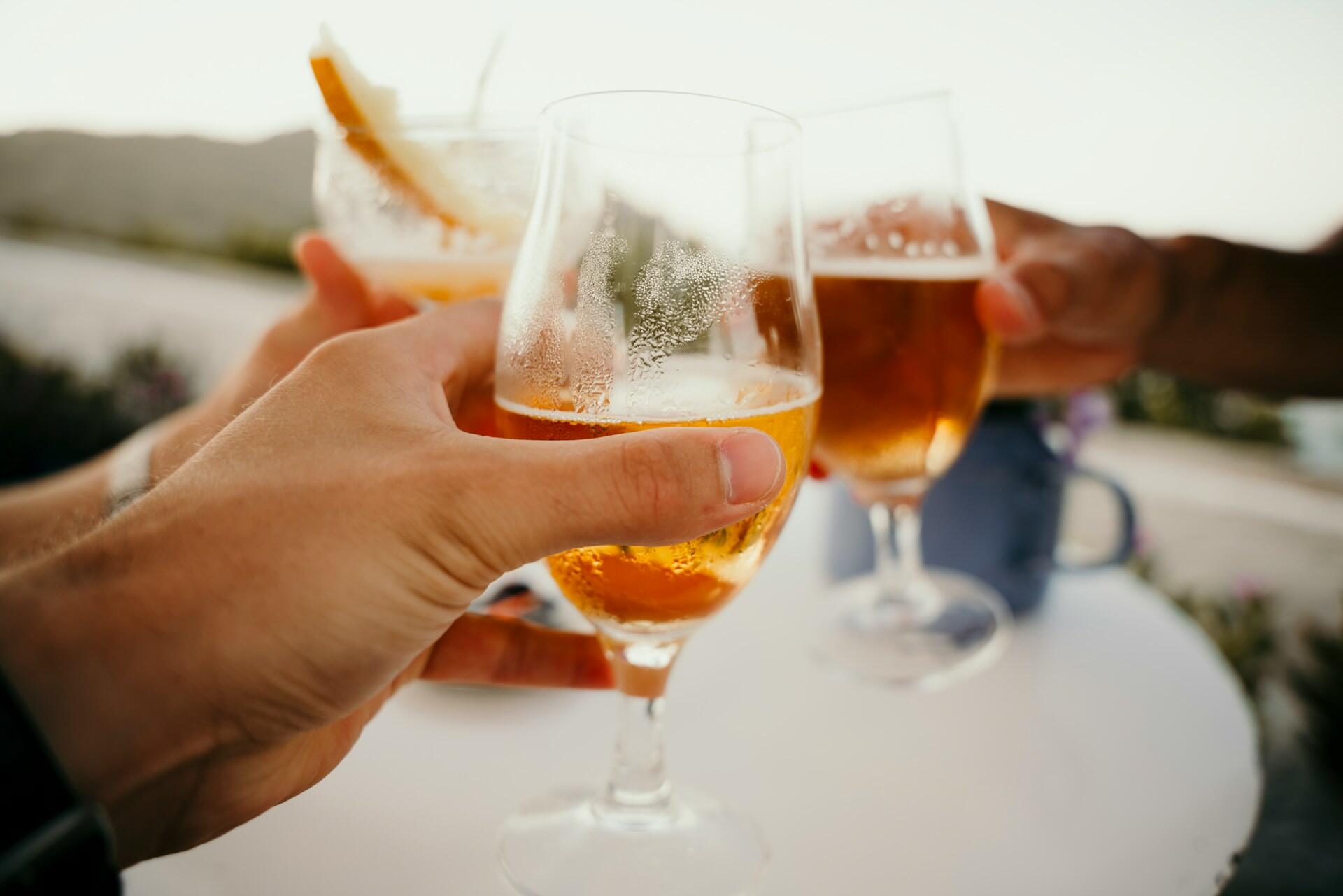 Vänner som dricker öl på sommarsemestern