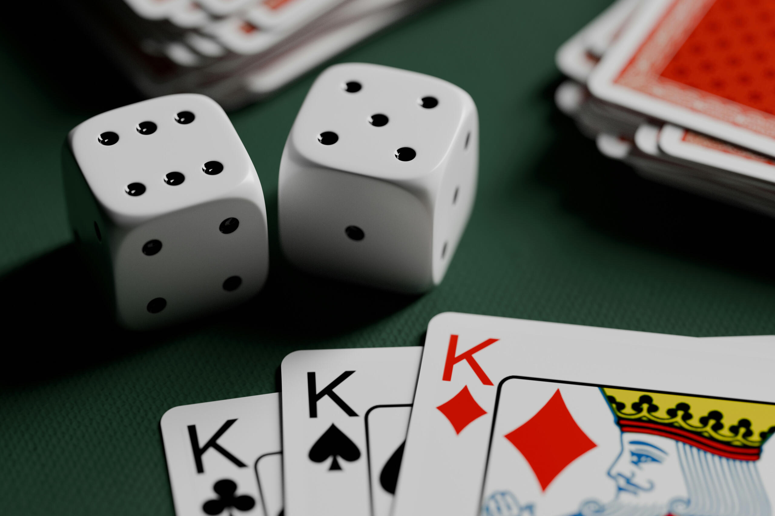 Kortspel och tärningar på ett bord.