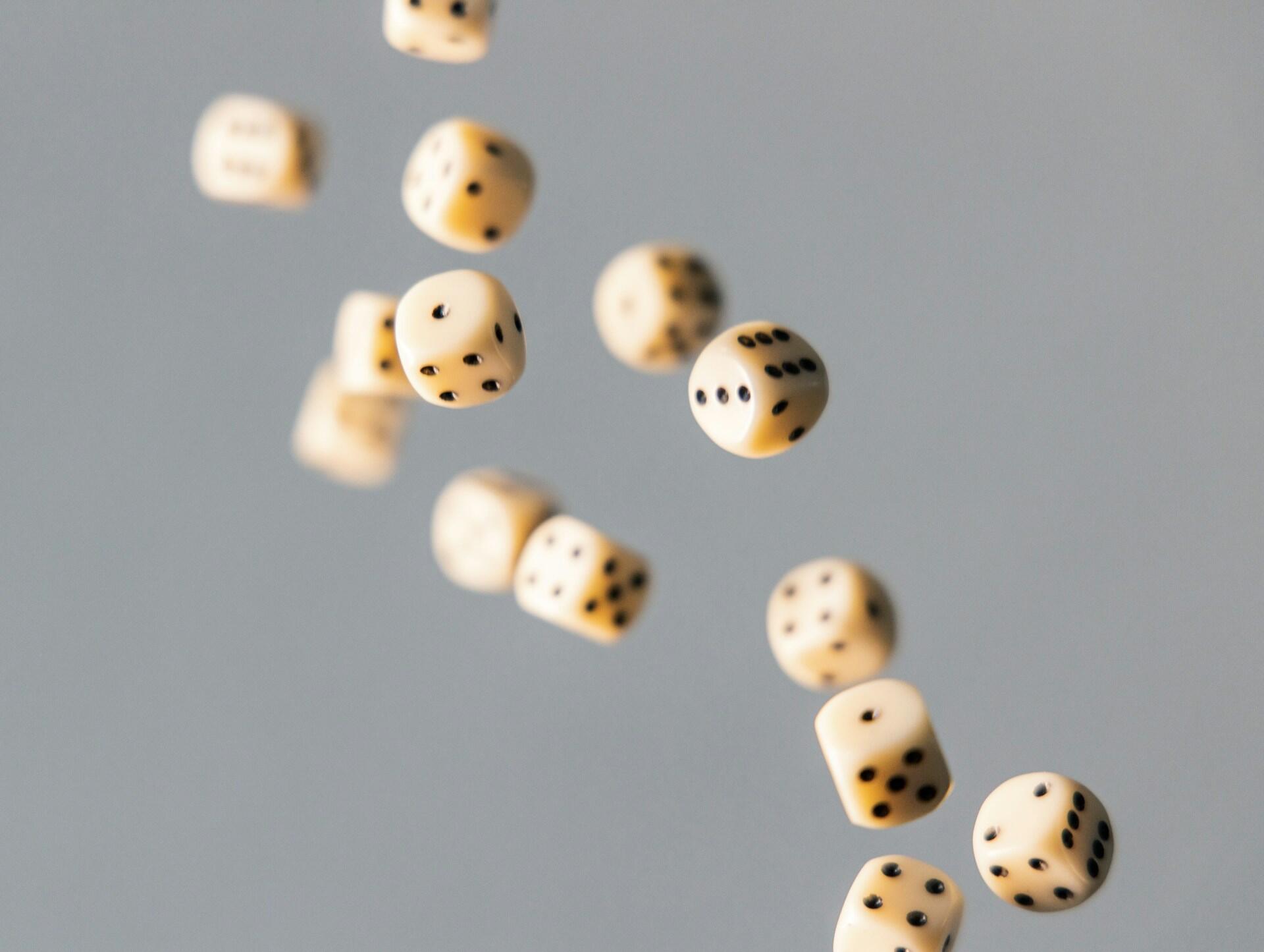 Ett gäng tärningar som flyger i luften.